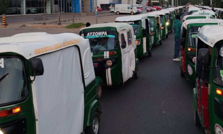 Cierran calles por sepelio de líder transportista en Oaxaca