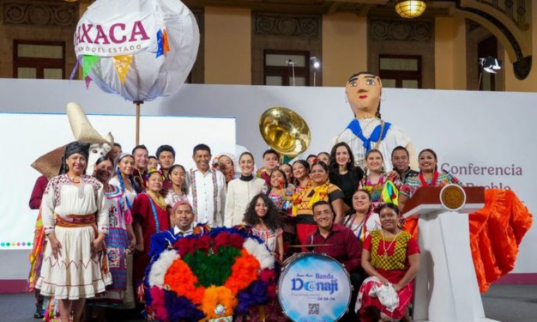 Promueven Guelaguetza 2025 en la conferencia presidencial
