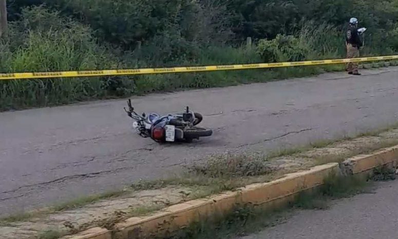 Muere motociclista al derrapar sobre la carretera en San Isidro Monjas