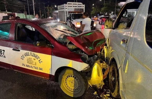 Deja 4 heridos choque entre taxi y camioneta en Oaxaca - Quadratín