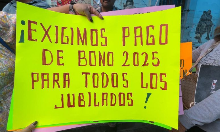 Exigen jubilados de la Sección 22 inclusión en padrón para bono 2025