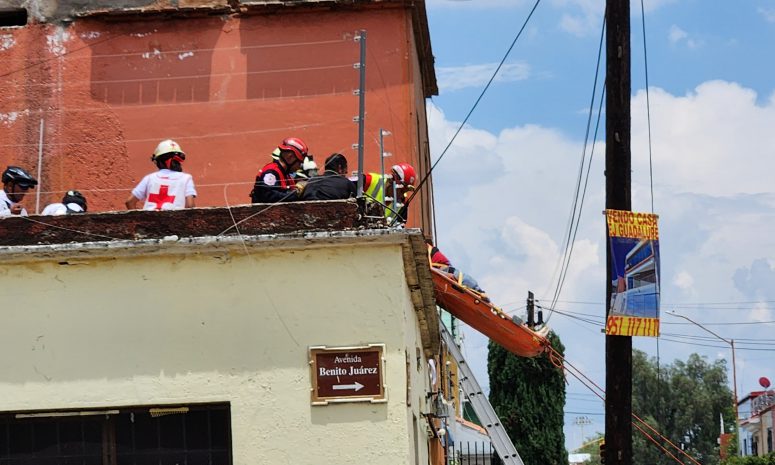 Cae de segundo piso hombre que instalaba aire acondicionado en Oaxaca