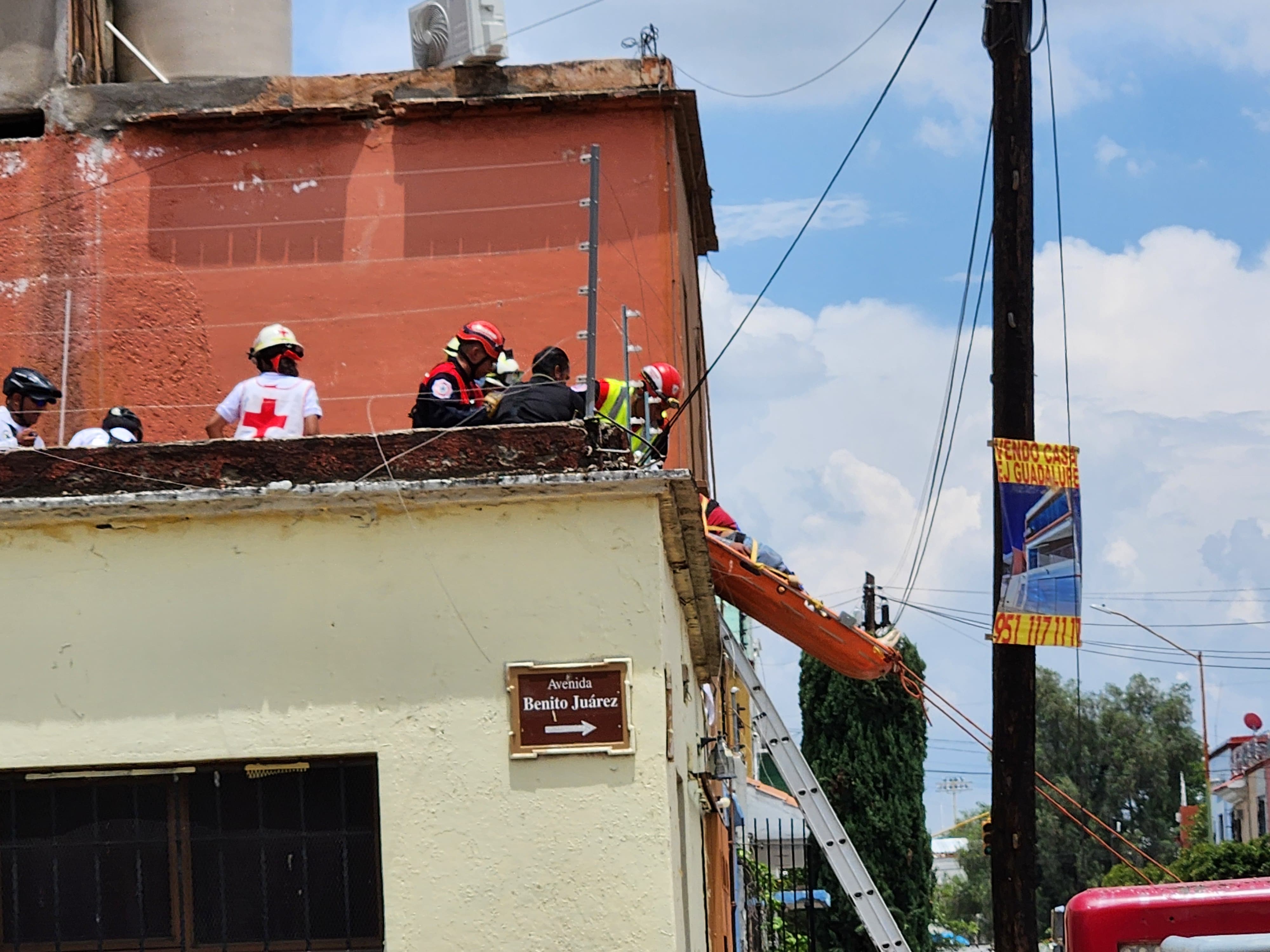 Cae de segundo piso hombre que instalaba aire acondicionado en Oaxaca