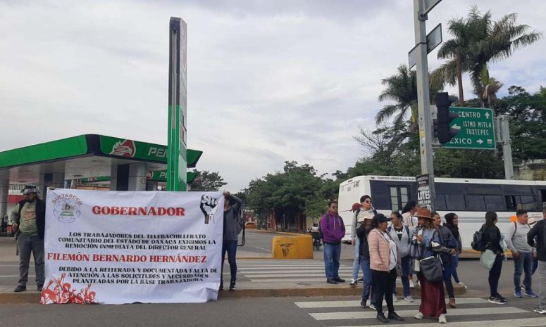 Bloquean en Oaxaca para exigir salida de director del Telebachillerato