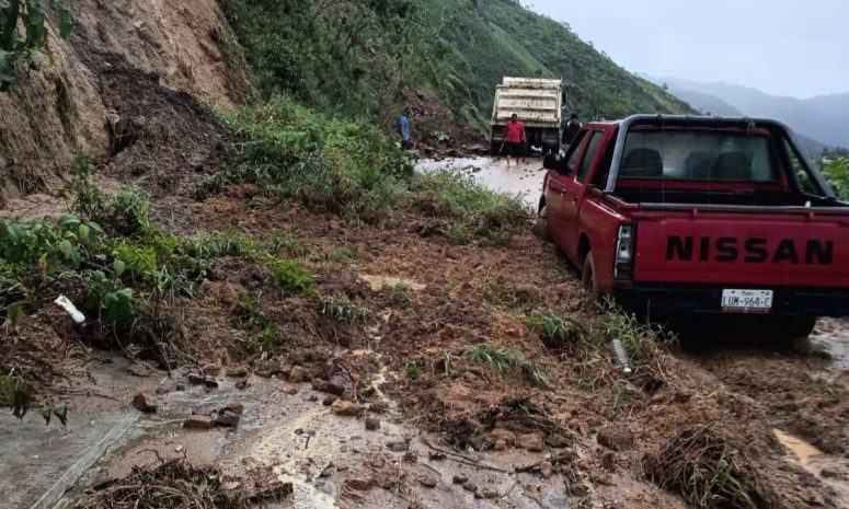 Provocan lluvias deslizamientos de tierra en carreteras de Oaxaca