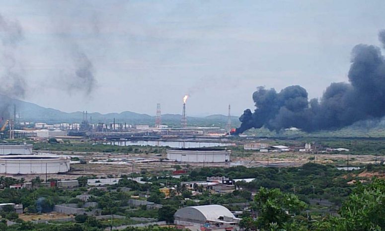 Incendio en refinería de Pemex genera columna de humo sobre Salina Cruz