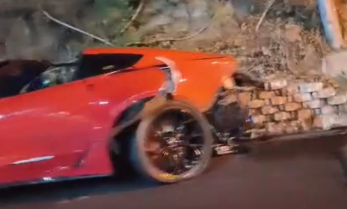 Choca un súper deportivo Corvette con un taxi colectivo en Acapulco