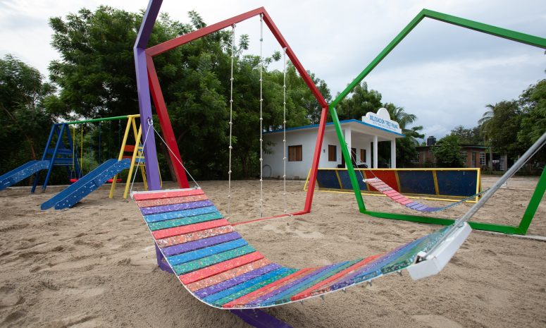 Transforman 60 mil botellas en juegos para niñez de Bajos de Chila