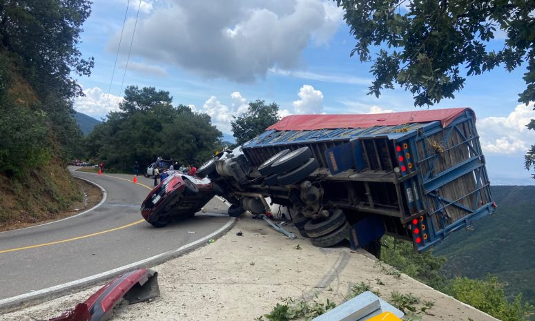 Choca camión y taxi en Ixtlán de Juárez; no hay lesionados