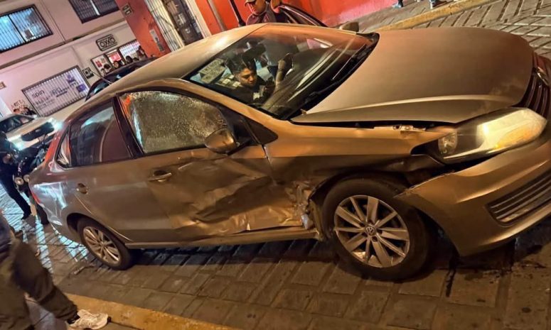 Choca vehículo particular contra ambulancia en el Centro de Oaxaca