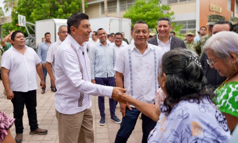 Recorre Salomón Jara Juchitán y refrenda respaldo a las familias