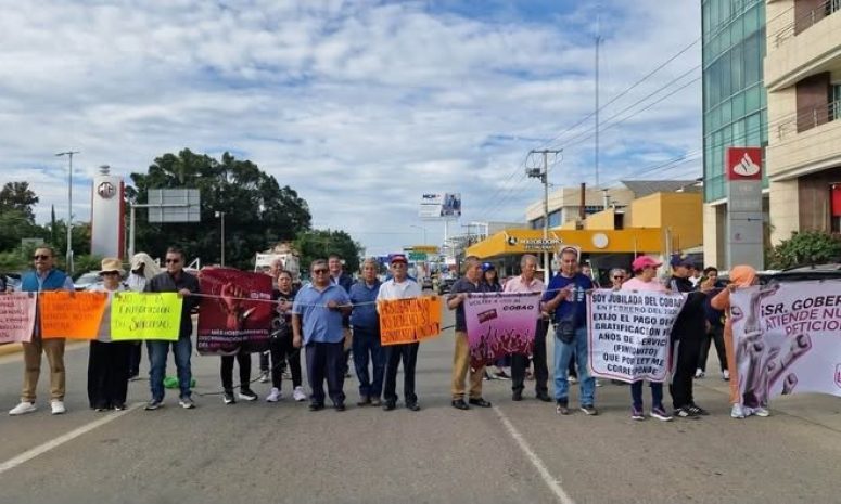 Protestan jubilados del Colegio de Bachilleres por falta de finiquitos