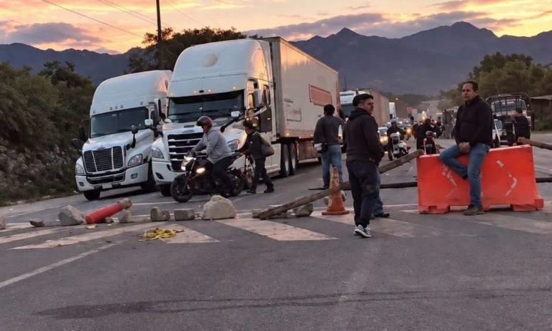 Bloquean carretera Oaxaca-México por cobro de peaje en Catano, Etla