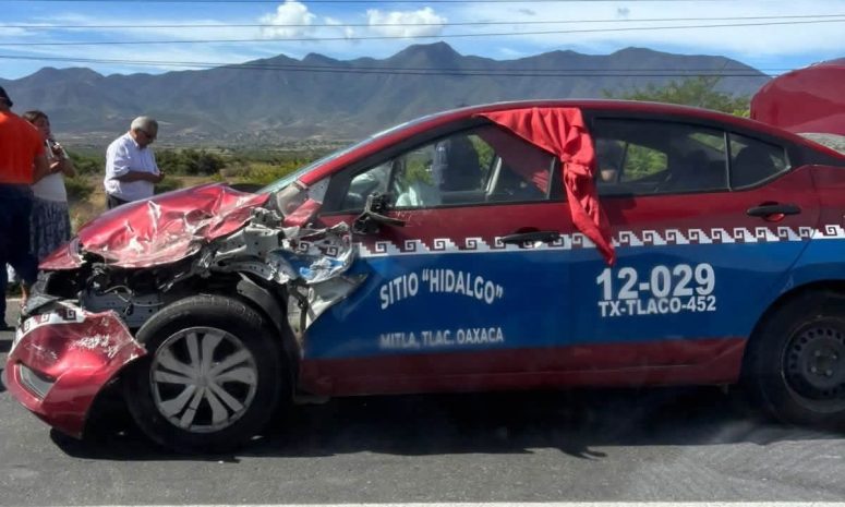 Chocan varios vehículos a la altura de la zona arqueológica de Yagul