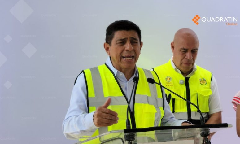 Entrega Jara obras y equipo en gira por Puerto Escondido