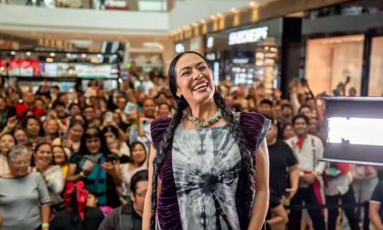 Distingue Academia Latina a Lila Downs por trayectoria