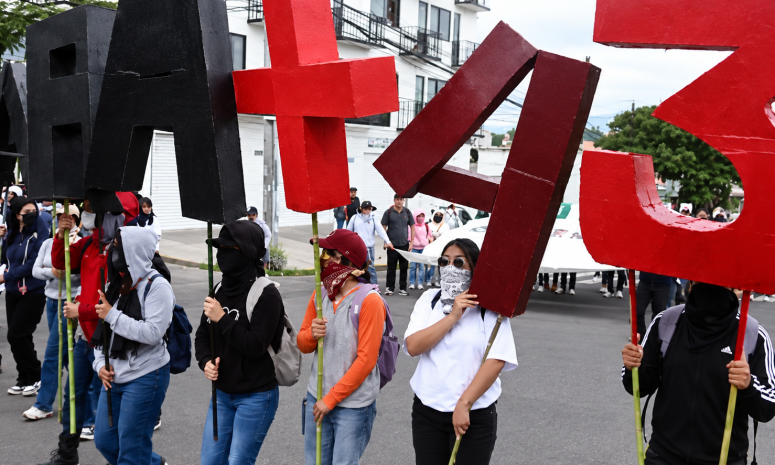 Marchan normalistas en Oaxaca a 12 años del caso Ayotzinapa