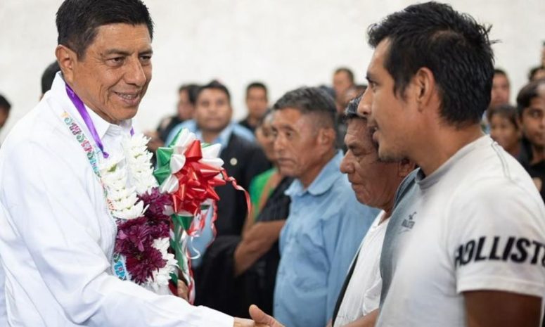 Escucha y da respuestas Salomón Jara a habitantes de San Agustín Loxicha