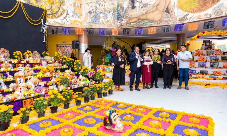 Instala UABJO altar monumental para preservar tradiciones de Oaxaca