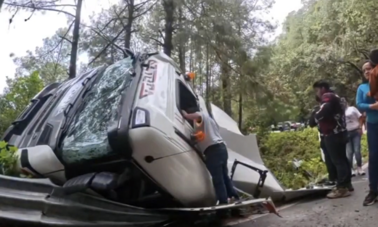 Cae tráiler cargado de cemento a barranco en Ixtepeji, Oaxaca