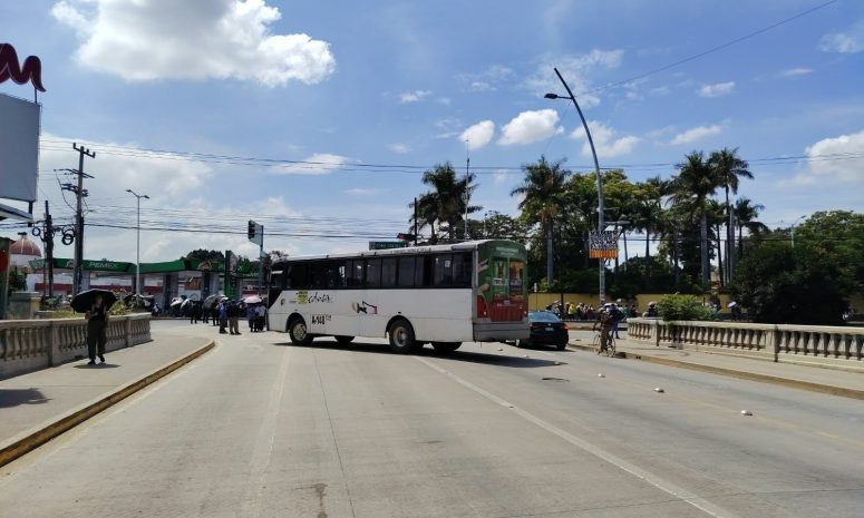Desquician maestros tránsito en Oaxaca con bloqueos