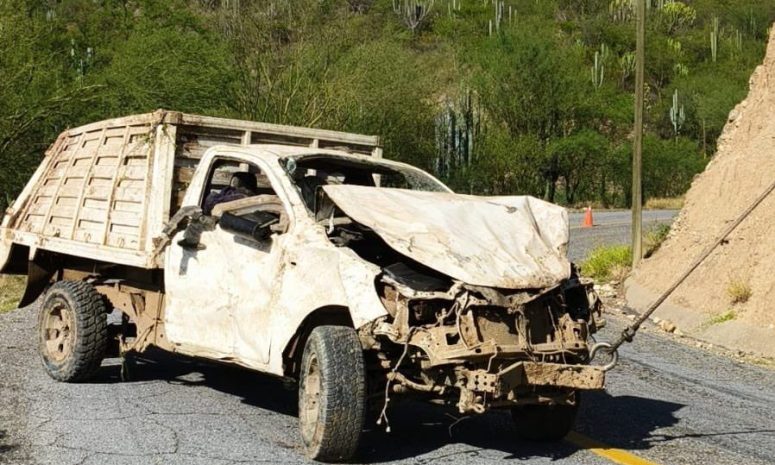 Cae camioneta a barranco de 80 metros; hay 4 lesionados en la Cañada