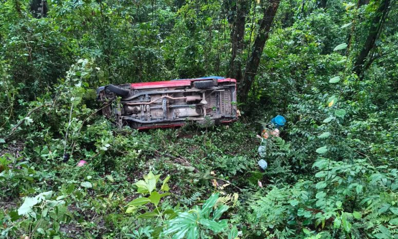 Deja daños materiales volcadura de camioneta en Putla