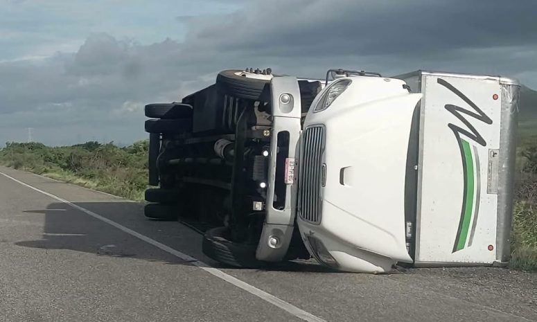 Vuelcan 2 tráileres por fuertes vientos en La Ventosa, Oaxaca