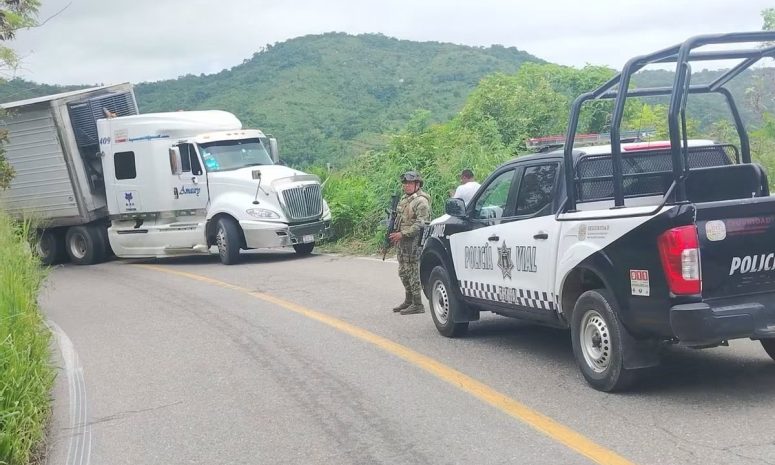 Cae tráiler en zanja y bloquea ambos carriles en Jamiltepec