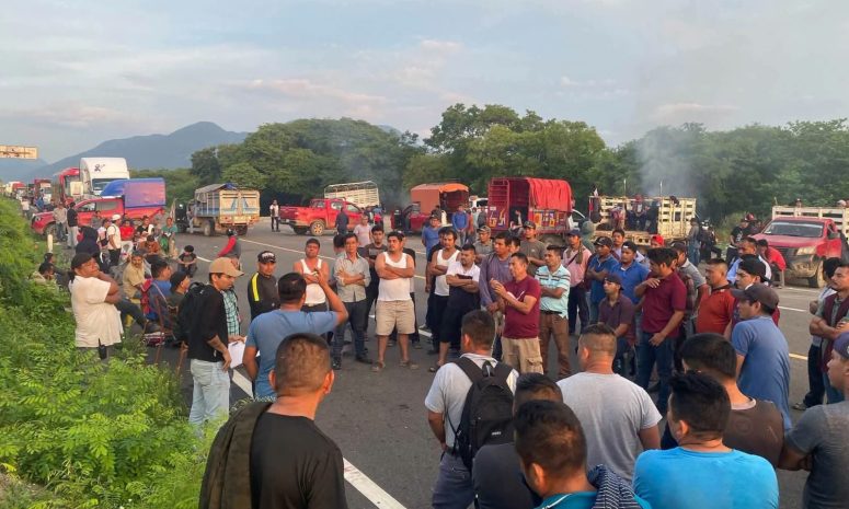 Mantienen bloqueo por segundo día en El Caracol, Tehuantepec