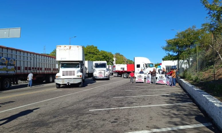 Bloquean transportistas caseta de Huitzo por paro nacional