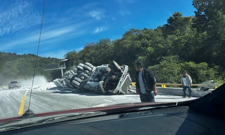 Vuelca tráiler en la carretera Barranca Larga-Ventanilla