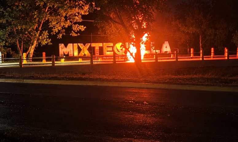 Irrumpe violencia en Mixtequilla; atacan Palacio y queman moto