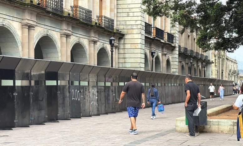 Blindan Palacio de Gobierno ante marchas del 2 de octubre