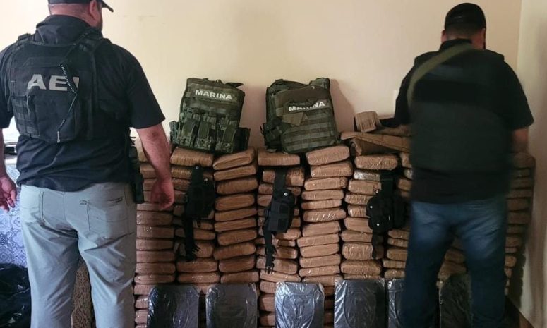 Aseguran 163 paquetes de presunta droga y 9 armas en Juchitán