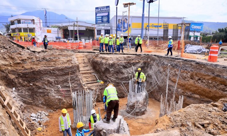 Avanza Paso a Desnivel Monumento a Juárez con 210 metros de drenaje