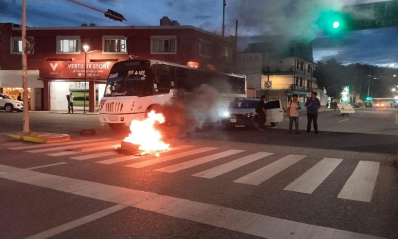 Refuerzan maestros indígenas bloqueos y queman llantas en Oaxaca