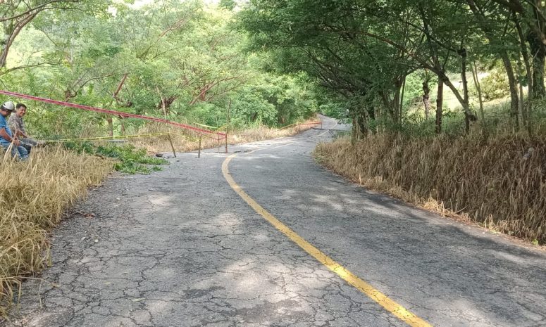 Atienden reblandecimiento de tierra entre Jalapa de Díaz y Huautla