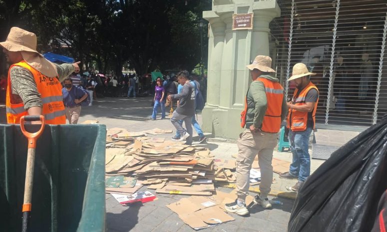 Limpian Zócalo de Oaxaca de Juárez tras manifestación de maestros