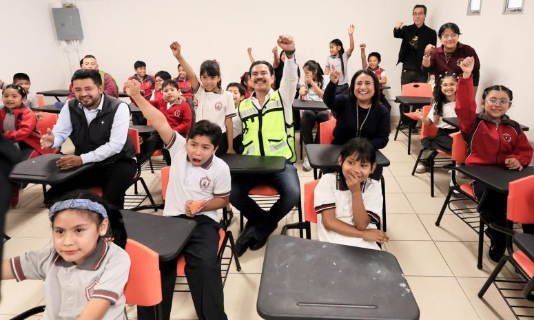 Entrega Ray Chagoya aula de medios en San Martín Mexicapam