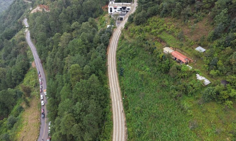 Destinan más de 15 mdp a caminos de la Sierra de Juárez