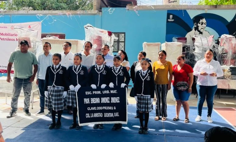 Entrega Pemex mil pupitres para escuelas de Juchitán