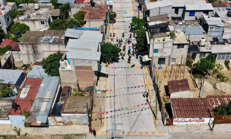 Pavimentan calle en Pueblo Nuevo con 52 toneladas de cemento