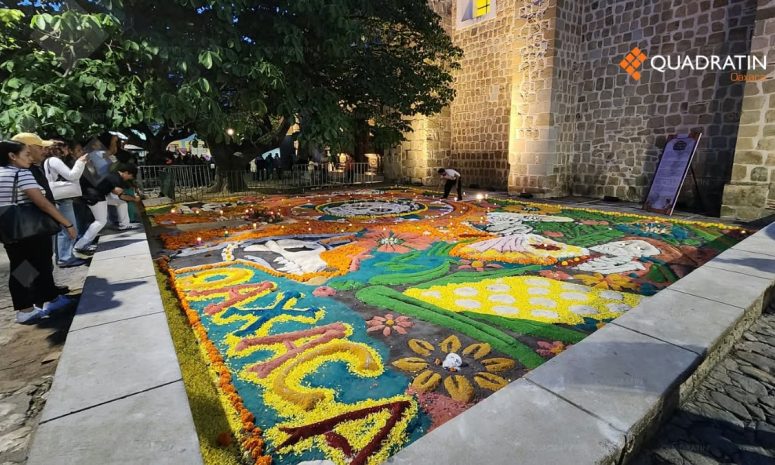 Inauguran tapete monumental de Día de Muertos en Jalatlaco