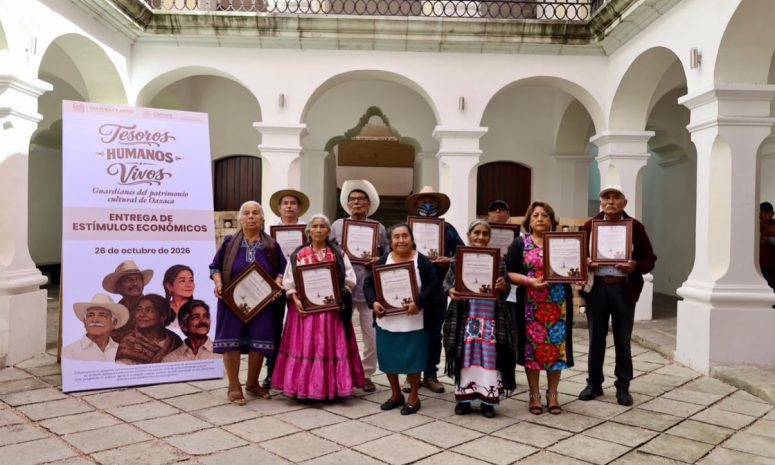 Reconocen a 10 personas por preservar tradiciones en Oaxaca