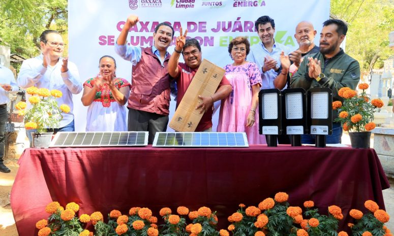 Iluminan 5 panteones de Oaxaca de Juárez por Fieles Difuntos