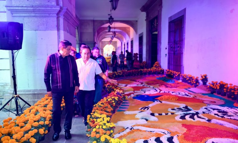 La Casa del Pueblo se abre para el mundo con tapete y altar monumental