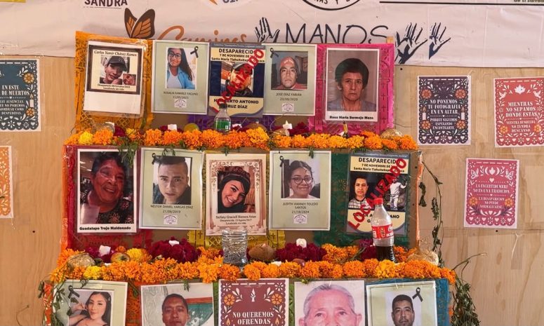 Instalan colectivos altar de muertos en protesta en zócalo de Oaxaca