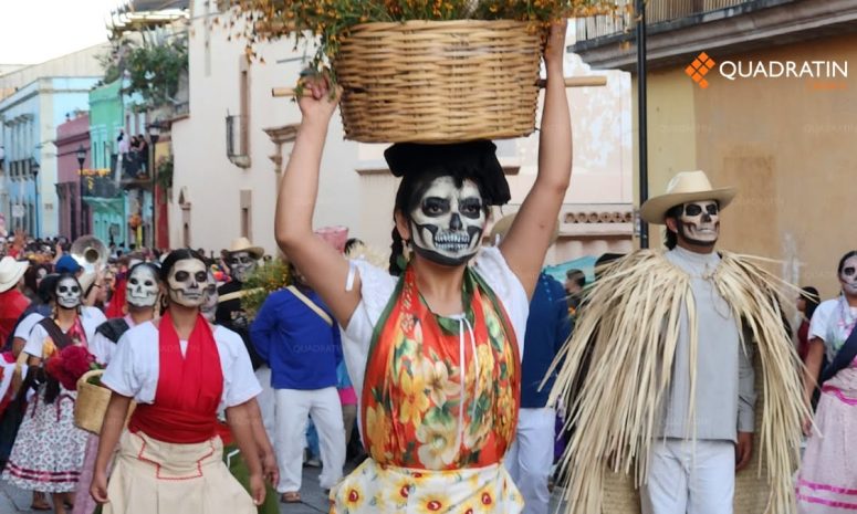 Desbordan comparsas, calacas y música las calles de Oaxaca