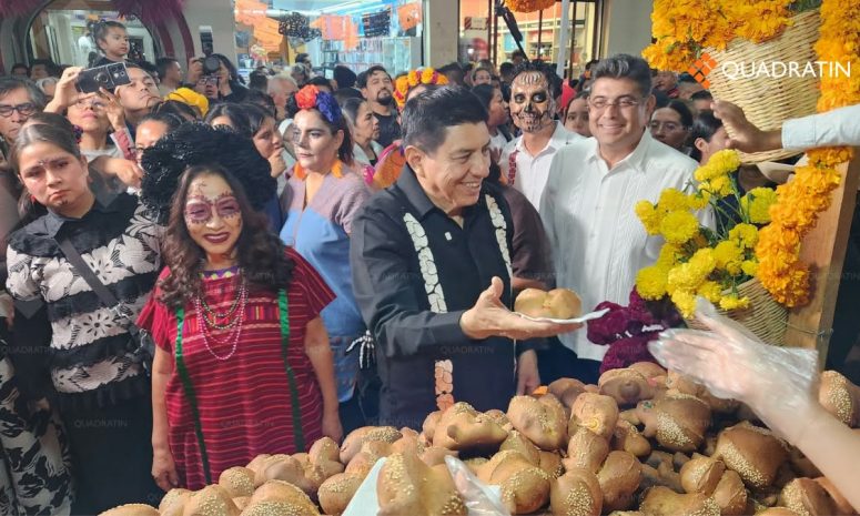 Celebra Salomón Jara multitudinaria fiesta de muertos en Oaxaca